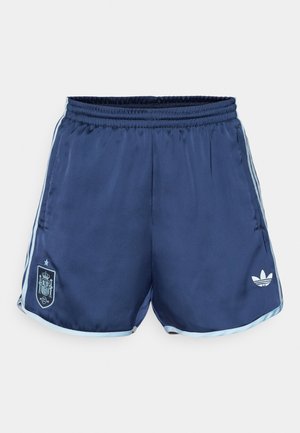 Bañadores deportivos de la marina con rayas laterales azul claro, cinturilla elástica, emblema oficial del equipo de España y logotipo de Adidas en blanco.