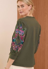 Love & Roses REGULAR FIT - Hosszú ujjú felső - khaki green bird
