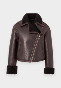 Brun läderkort jacka med faux päls-krage, dragkedjestängning och fårskinnsärmar. Har en asymmetrisk design och texturerad yta.