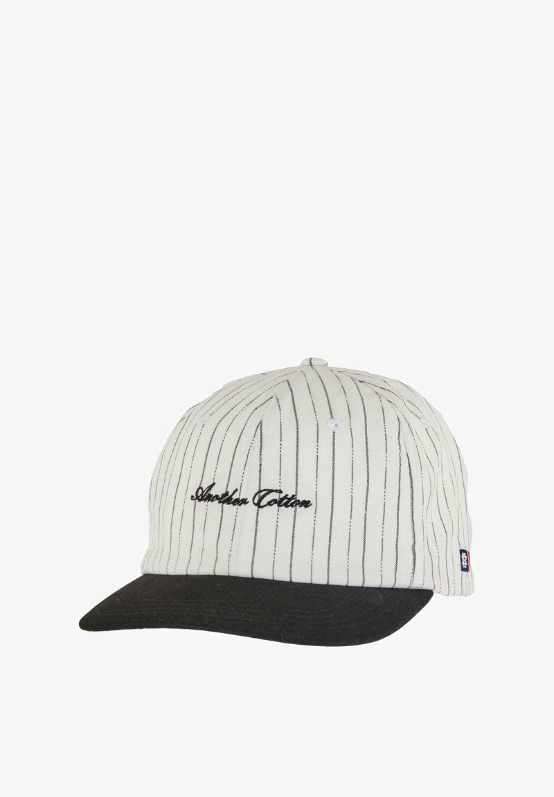 Gorra de béisbol blanca con finas rayas verticales negras, visera curvada negra y texto bordado en negro en el panel delantero, aislada sobre fondo blanco.