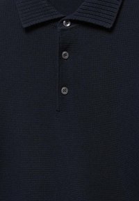 Marineblaues Poloshirt aus strukturiertem Stoff, mit geripptem Kragen, drei Knöpfen und subtilem eingewebtem Muster.
