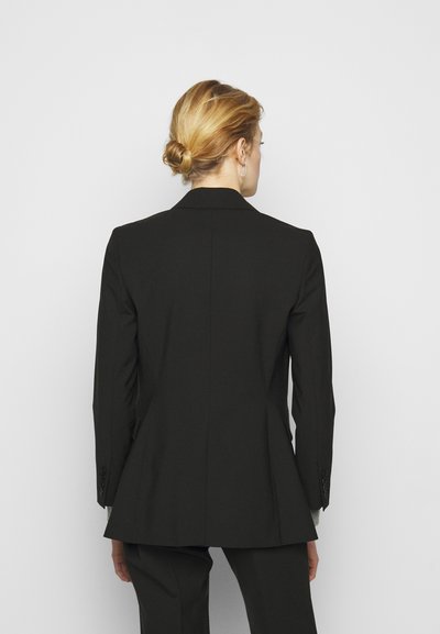 Blazer preto com um corte ajustado, silhueta estruturada, lapelas em bico e detalhes de botão subtis. Tecido liso com um acabamento mate.