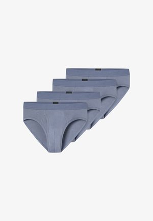 Vier lichtblauwe herenslips met elastische taillebanden, gerangschikt in een verspringende stapel, de merknaam subtiel gegraveerd op de tailleband.