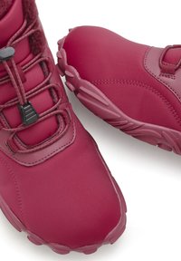 Burgunderfarbene wasserdichte Knöchelstiefel mit glatter Oberfläche, elastischen Schnürsenkeln, gepolstertem Kragen und langlebiger Gummisohle mit Profilmuster.