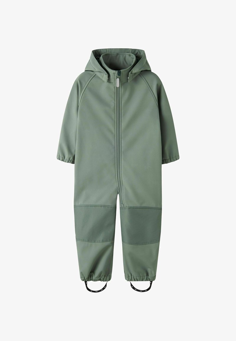 Combinaison imperméable pour tout-petit à capuche verte, fermeture éclair avant, poignets élastiques, renforts aux genoux et sangles aux pieds pour un maintien sécurisé.
