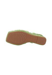 Groene sandaal met een bovenwerk van textiel en een flexibele bruine rubberen zool. De zool heeft een profiel voor grip.