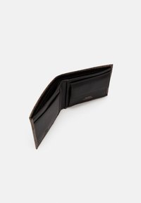 Cartera de cuero negro con un exterior texturizado, que presenta múltiples compartimentos para tarjetas, un bolsillo para monedas y un logo grabado en el lado interior.
