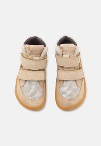 Pantofi înaltă din suede bej și plasă, cu două curele velcro și talpă din cauciuc, având un design perforat pentru ventilație.