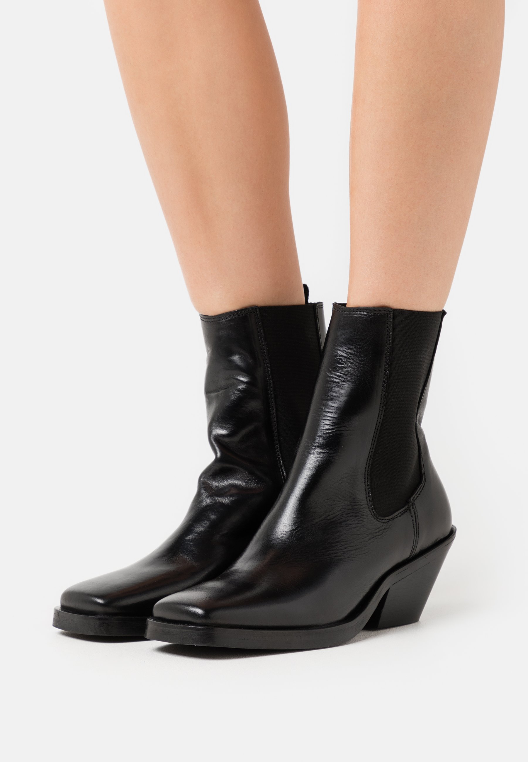 trask lia wedge bootie