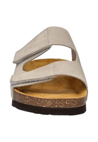 Beige suède sandaal met verstelbare banden, kurken voetbed en een gestructureerde rubberen zool. Heeft uitsparingen aan de zijkanten voor ademend vermogen.