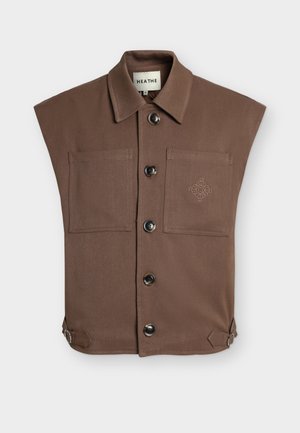 Rjava brezrokavka z gumbi, z dvema sprednjima žepoma, majhnim vezenim motivom na desnem žepu in nastavljivimi bočnimi trakovi.