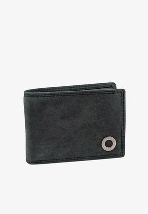 Cartera bifold de cuero negro con textura suave, costuras visibles y un logo metálico en el frente. Diseño compacto y minimalista.