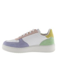 Scarpe da ginnastica con una tomaia in pelle bianca, punta in suede viola, dettagli rosa e verdi, design con lacci e suola in gomma bianca testurizzata.