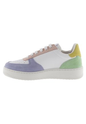 Des baskets avec une tige en cuir blanc, un bout en daim violet, des accents roses et verts, un design à lacets et une semelle en caoutchouc blanc texturé.