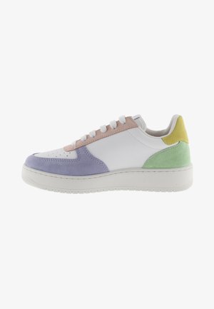 Des baskets avec une tige en cuir blanc, un bout en daim violet, des accents roses et verts, un design à lacets et une semelle en caoutchouc blanc texturé.