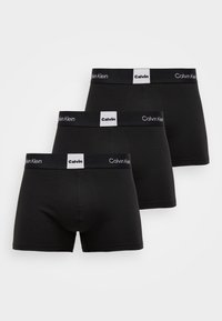 Boxeri din bumbac negri, cu un design ajustat, având un brâu elastic logoat în alb și negru. Trei perechi expuse.