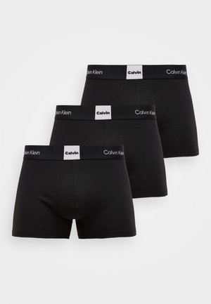 Juodi medvilniniai bokseriai, prigludusio dizaino, su juodu ir baltu logotipu dekoruota elastinga juosta. Rodytos trys poros.