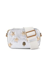 Zilveren metallic handtas met een gestructureerde afwerking, voorzien van gouden steraccenten en een crèmekleurige verstelbare schouderband. Inclusief logo-opdruk aan de voorkant.