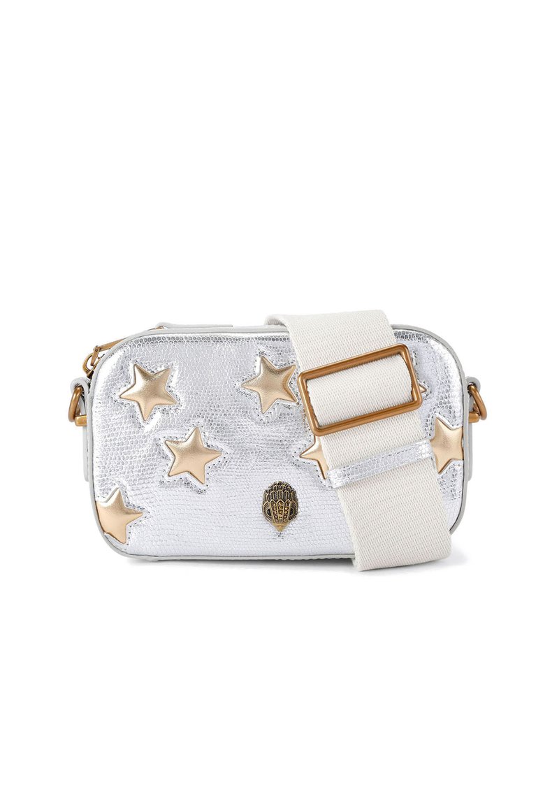 Zilveren metallic handtas met een gestructureerde afwerking, voorzien van gouden steraccenten en een crèmekleurige verstelbare schouderband. Inclusief logo-opdruk aan de voorkant.