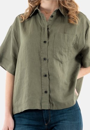 Camicia a maniche corte verde oliva con bottoni, realizzata in tessuto leggero, dotata di taschino sul petto e di una vestibilità morbida con orlo dritto.
