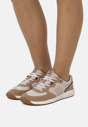 Beige Sneaker mit weißen und hellbraunen Akzenten. Merkmale sind ein Obermaterial aus Wildleder und Mesh, eine Schnürung und eine Gummisohle.