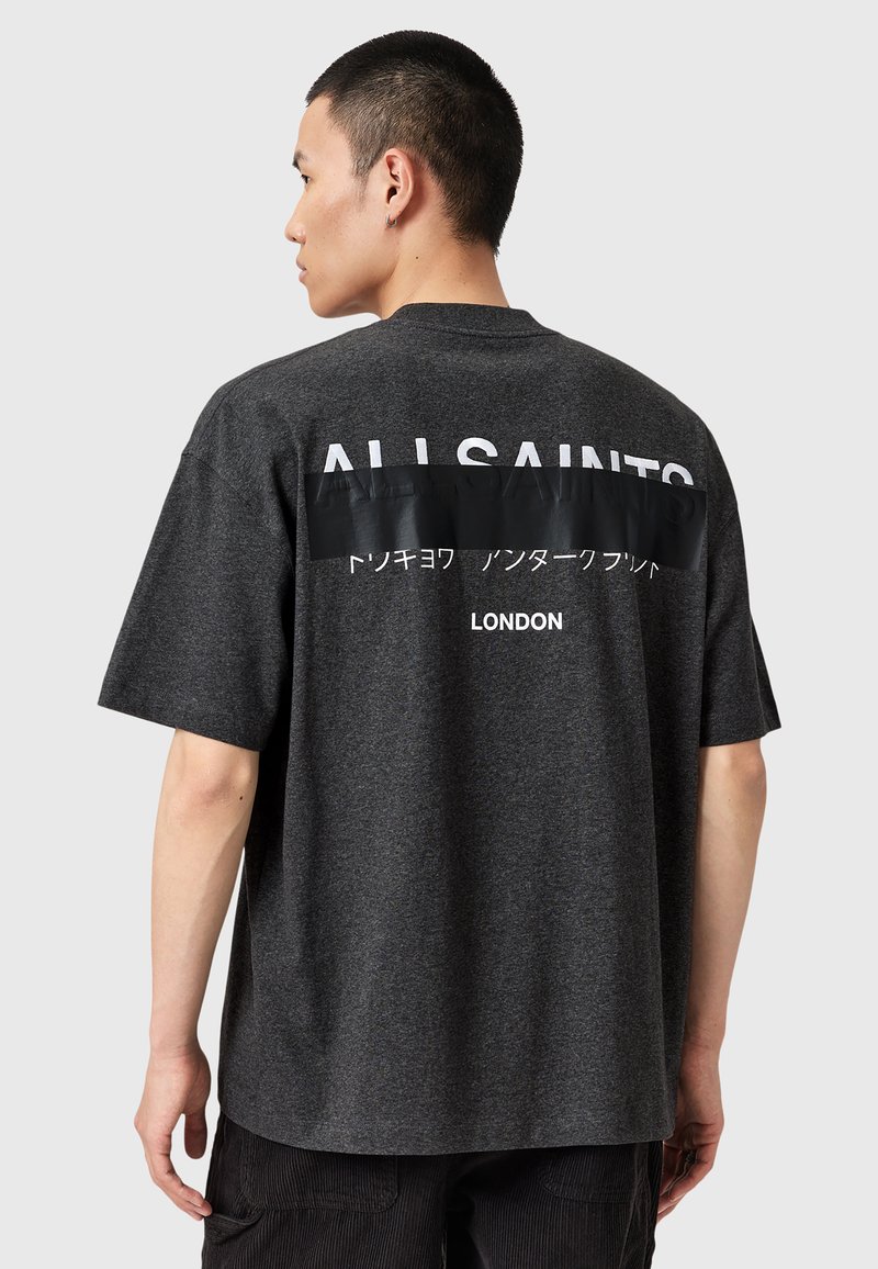 T-shirt gris à manches courtes avec une coupe décontractée, présentant un design rectangulaire noir au dos avec un texte blanc indiquant "ALLSAINTS LONDON."