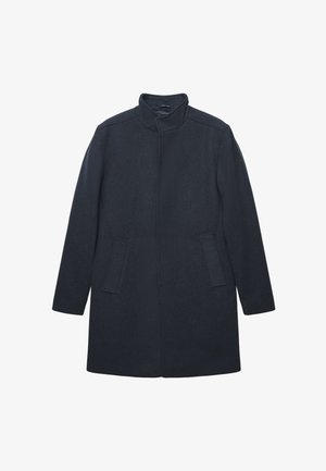 Cappotto di lana blu scuro con taglio dritto, colletto alto, tasche laterali e design minimalista senza chiusure o decorazioni visibili.