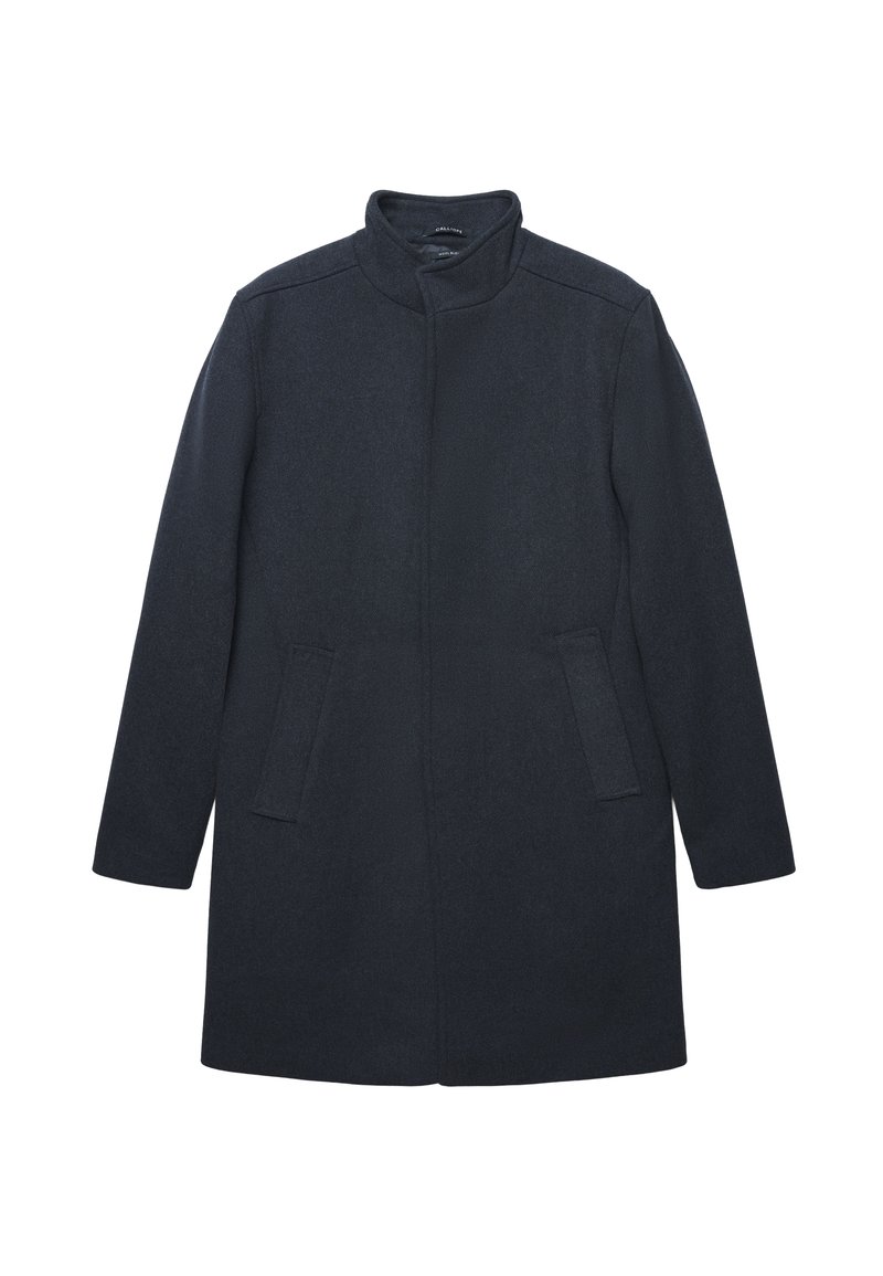 Cappotto di lana blu scuro con taglio dritto, colletto alto, tasche laterali e design minimalista senza chiusure o decorazioni visibili.