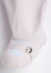 combinaison en coton rose clair avec des accents blancs, dotée d'un détail de bouton en cristal rond à la cheville et d'un design de orteil doux et arrondi.