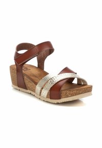 Sandalias de cuña de cuero marrón con correas de textura plateada, plantilla de corcho y suela de goma. Incluye correas ajustables en el tobillo y los dedos.