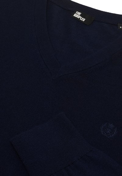 Marineblauer V-Ausschnitt-Pullover mit gerippter Textur. Verfügt über ein gewebtes Logo auf der Brust und an den Bündchen mit einem klassisch geschnittenen Design. Weicher Strickstoff.