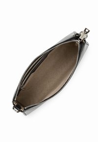 Clutch in pelle nera con finitura liscia. Presenta una zip argentata lungo l'apertura superiore e una fodera interna di un beige chiaro.
