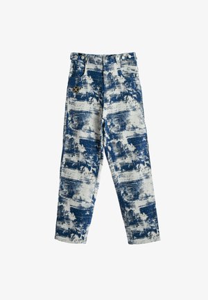 Vaqueros de mezclilla que presentan un diseño abstracto de pintura en azul y blanco, de cintura alta y pierna recta, con cinco bolsillos y detalles en botones de metal.