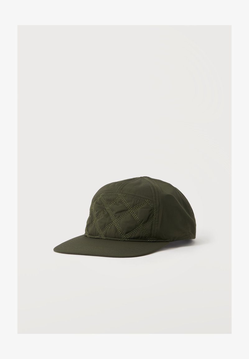 Casquette de baseball en tissu matelassé vert foncé avec motif en losange cousu sur le panneau avant et visière incurvée sur fond neutre.