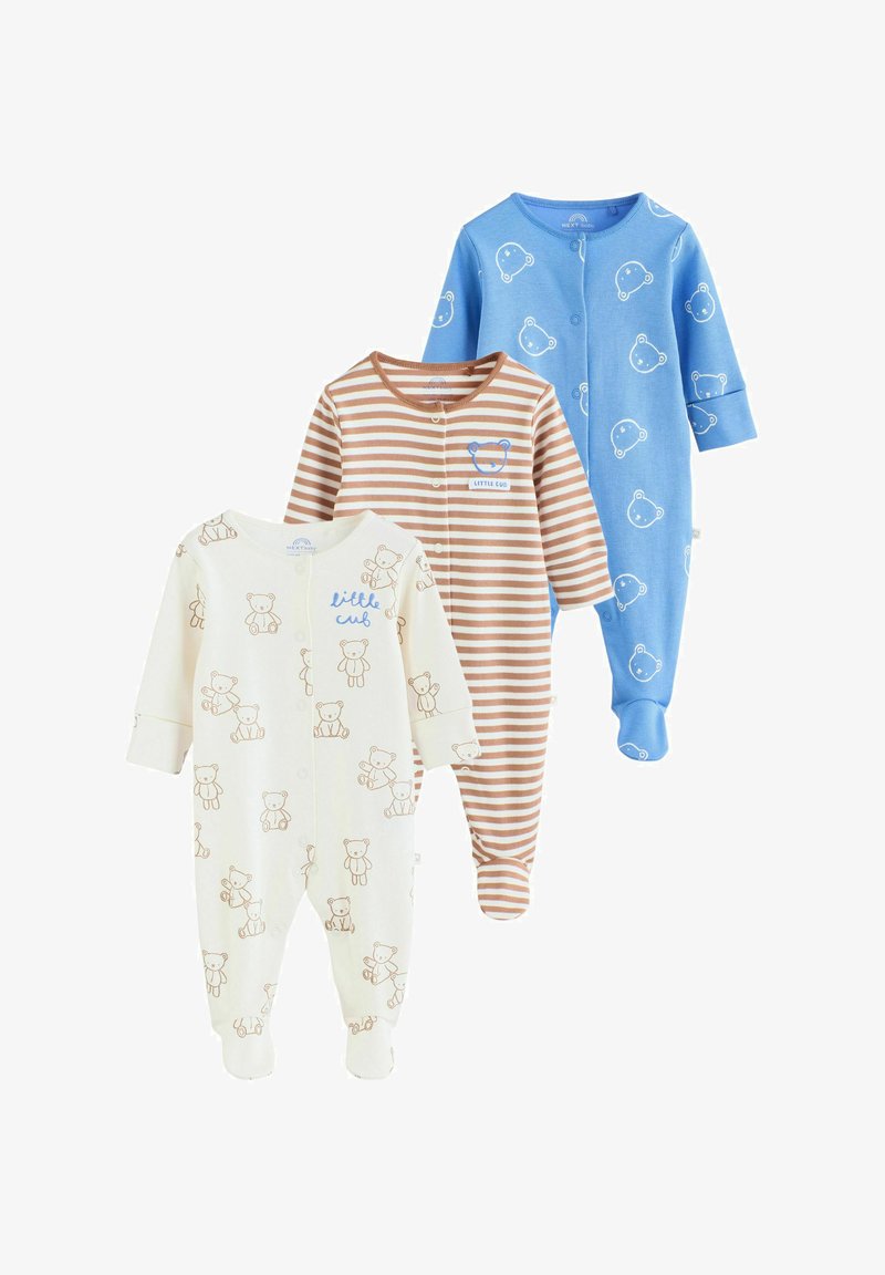 Trois pyjamas à pieds pour bébé en crème avec des imprimés d'ours marron, des rayures marron et crème avec un visage d'ours, et bleu avec des visages d'ours blancs.