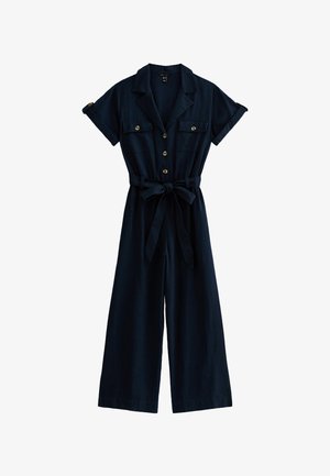 Granatowy kombinezon z krótkim rękawem, zapinany na guziki z przodu, dwoma kieszeniami na piersi, paskiem w talii oraz szerokimi nogawkami. Miękka tekstura materiału.