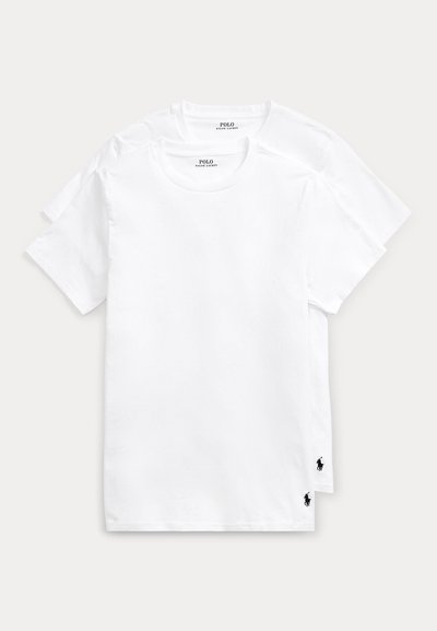 Deux t-shirts blancs en coton avec encolures rondes et manches courtes, arborant un petit logo polo noir en bas à gauche.
