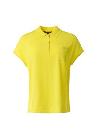 Gelbes kurzärmliges Poloshirt aus weichem Stoff, mit einer Knopfleiste mit drei Knöpfen und einer linken Brusttasche mit einem einzelnen Knopfdetail.