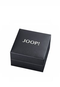 Schwarze Geschenkbox mit strukturierter Oberfläche, auf der Oberseite mit einem silbernen "JOOP!"-Logo. Quadratische Form, kompaktes Design, klare Linien.