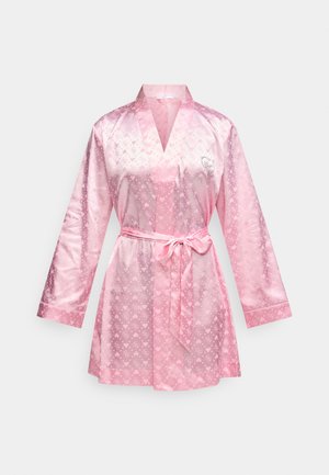 Halat roz mătăsos cu mâneci lungi, cu un model subtil de inimi și logo-uri, cordon în talie și decolteu în formă de V.