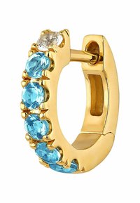 Pendiente de aro dorado con seis gemas redondas de color azul claro y una piedra transparente en la parte superior. Acabado suave con acentos de engaste en garras.