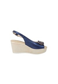 Sandali con zeppa slingback blu navy con punta scoperta, caratterizzati da una suola in beige testurizzato e dettagli metallici nella parte superiore.