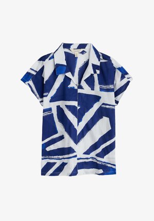 Camisa de manga corta en azul y blanco con patrones abstractos angulares en bold, tejido texturizado y un diseño de cuello clásico.