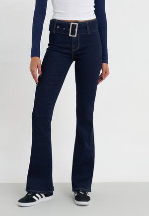 Bootcut piegriezuma džinsi - rinsed denim