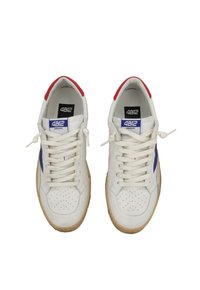Sneakers bianchi con accenti blu, linguetta rossa sul tallone, punta perforata e lacci bianchi. Presentano una suola in gomma e il logo 4B12 sulla linguetta.