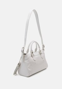Borsa bianca realizzata in materiale liscio, con doppie maniglie superiori, una lunga tracolla regolabile e dettagli in metallo argentato.