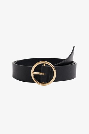 Czarny pasek z faux skóry z okrągłą złotą klamrą, gładką fakturą i prostym designem z pojedynczym paskiem.