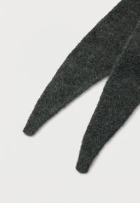 Mørkegråt filtstof med en tekstureret overflade, der har to aflangt formede, spidse figurer, som smalner af i enderne.