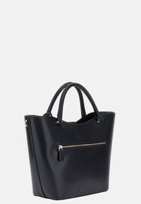 Borsa a spalla in pelle nera con due manici, forma strutturata e tasca frontale con zip. Texture liscia con dettagli in metallo di colore argento.
