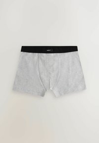 Boxer in cotone grigio con elastico nero in vita che presenta un'etichetta. Il tessuto è liscio con una leggera texture. Lunghezza della gamba corta.